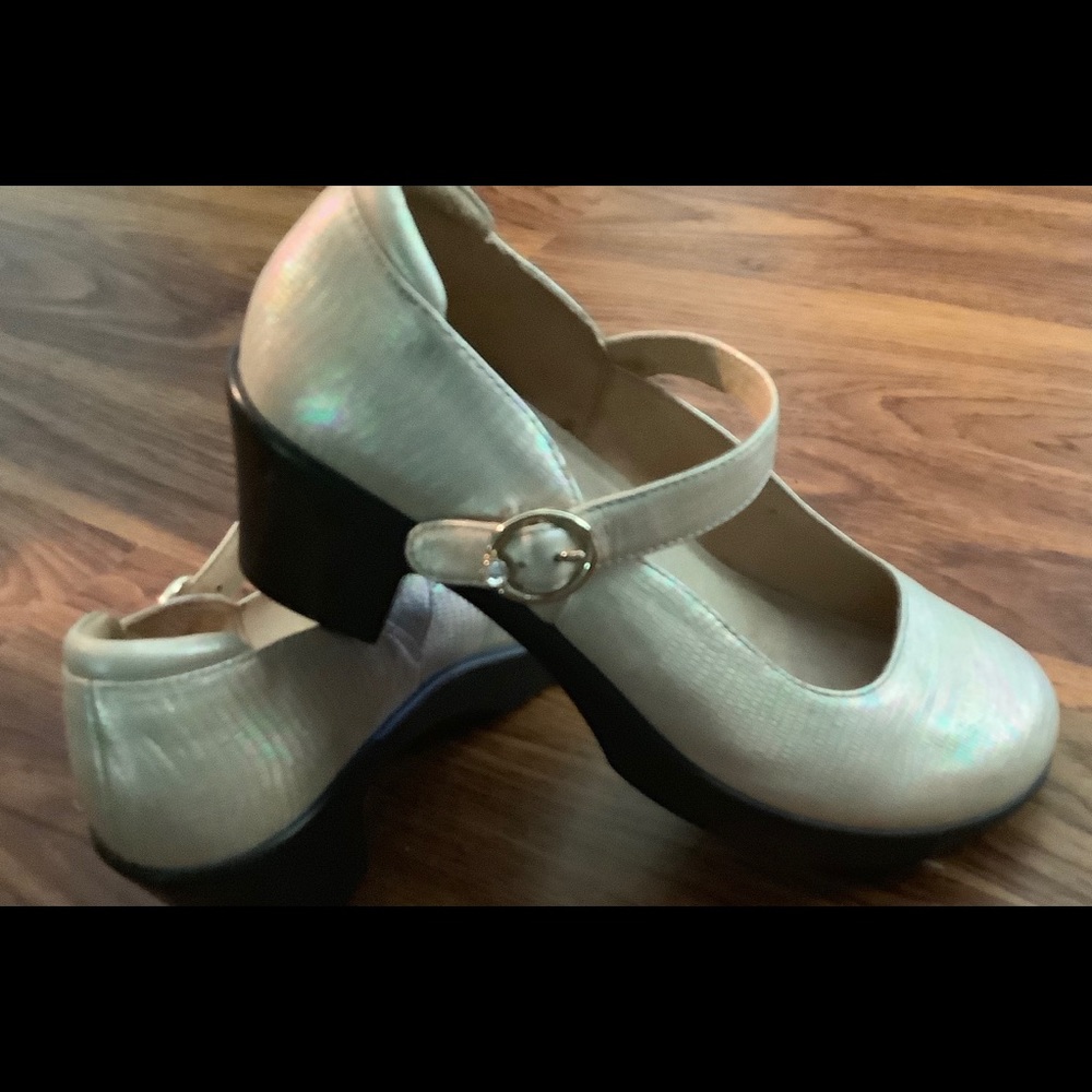 Algeria dress shoe with rhinestone detail